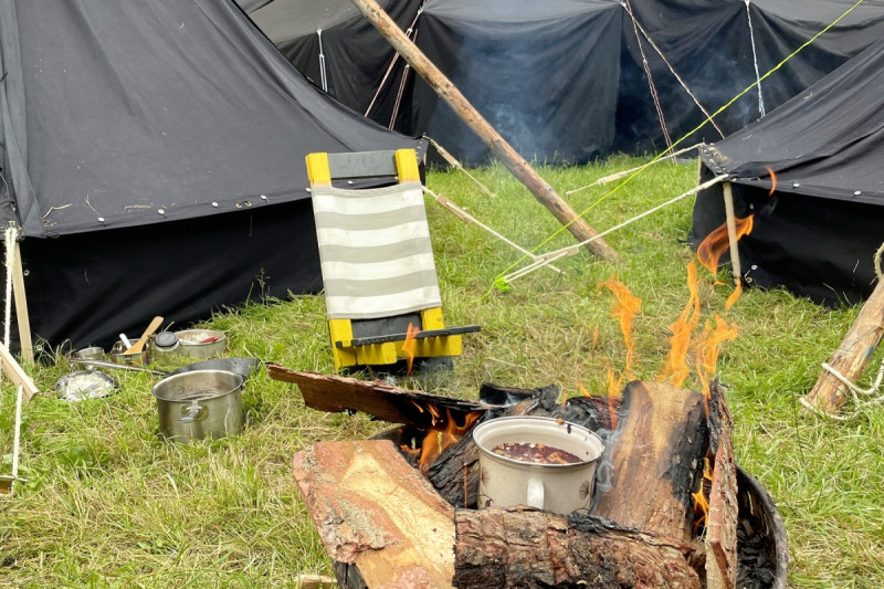 Morgenrunde am Lagerfeuer