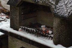 Kleines Feuer im Kamin am Pfarrheim