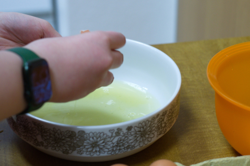 Eier trennen für den Pudding