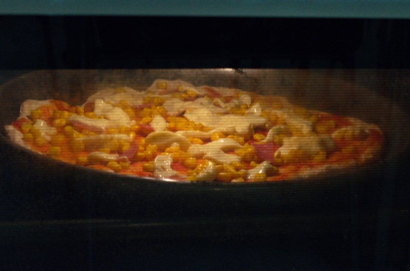 Die erste Pizza ist schon im Ofen