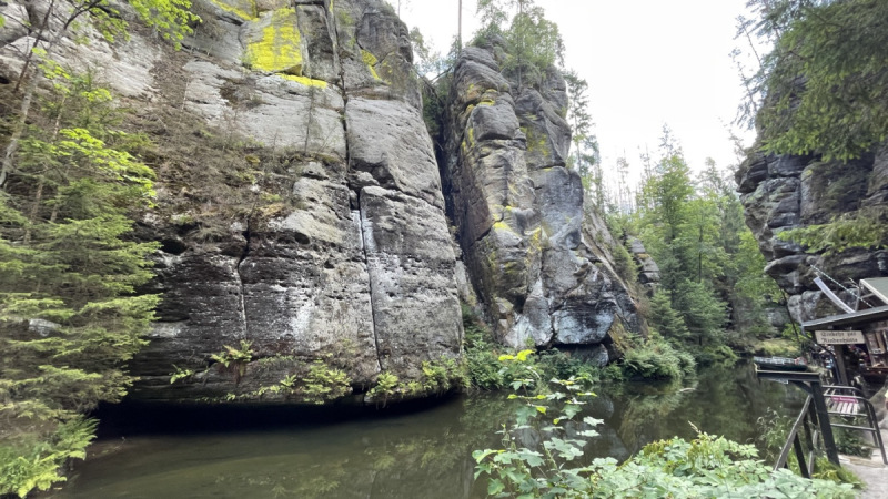 Felsen üebr Wasser