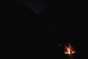 Lagerfeuer unterm Sternenhimmel